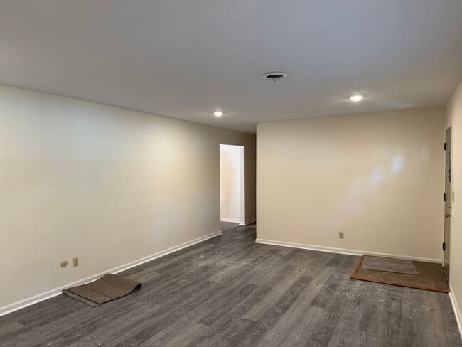 Building Photo - Lone Oak House