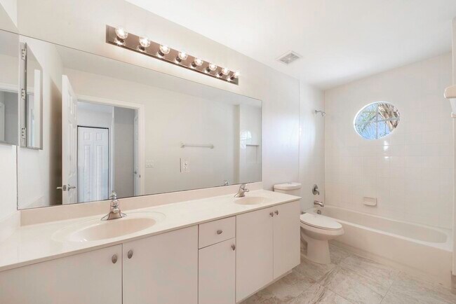 Building Photo - 8895 Chestnut Ridge Way