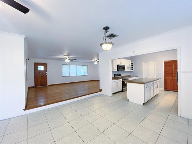 Building Photo - 902 S Scenic Hwy