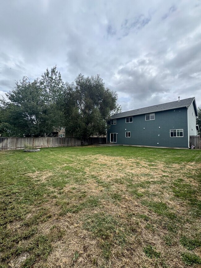 Building Photo - HUGE PET FRIENDLY Rental