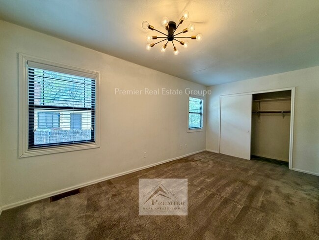 Building Photo - 17 Alsace Way