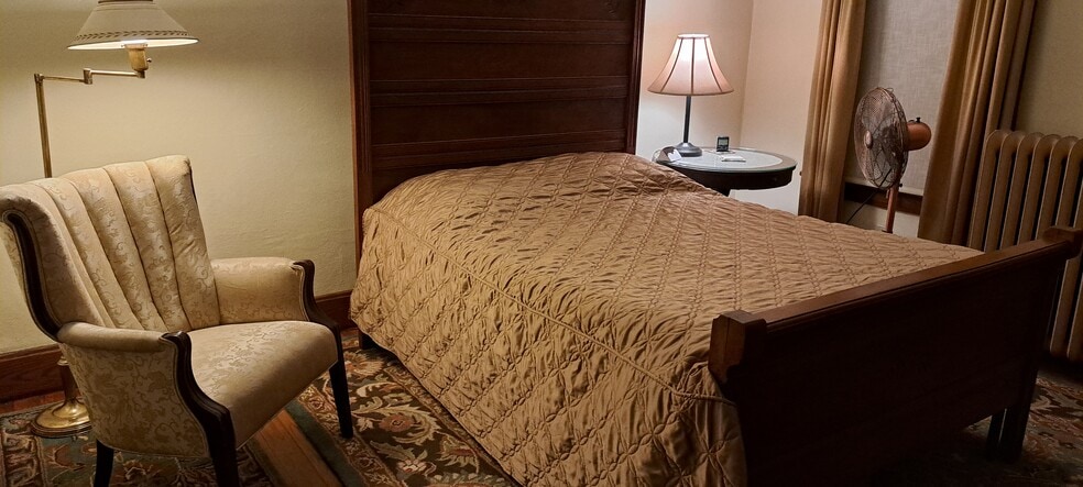 Bedroom 1 - Autumn Room - 101 N 34th St