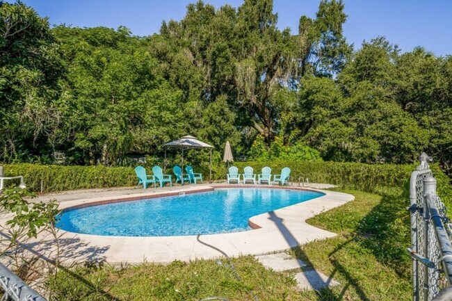 Building Photo - 2301 Carlton Dr