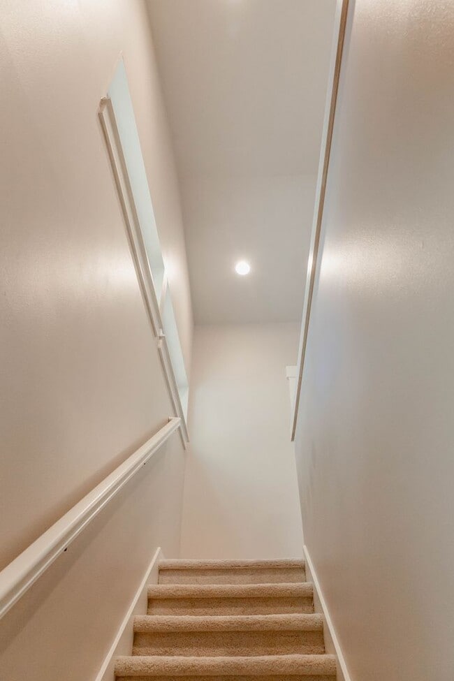 Building Photo - Beautiful townhouse 3 beds 2.5 baths and garage.