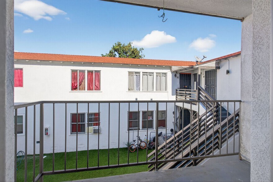 Building Photo - 921 Alamitos Ave