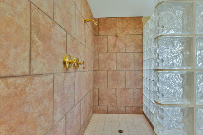Building Photo - 1307 E Treasure Cove Dr