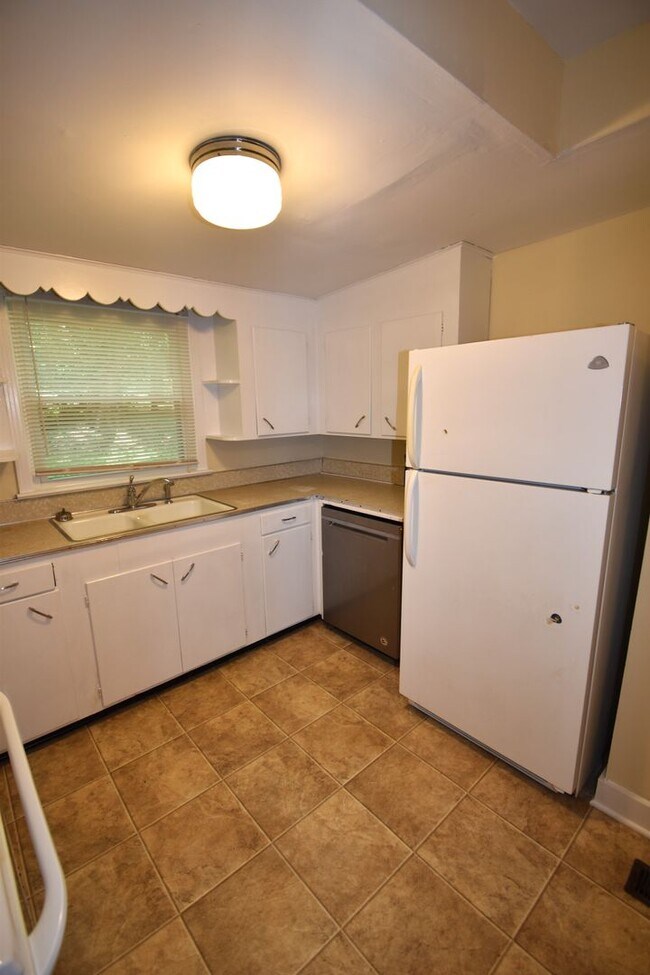 Building Photo - Large 2 Bedroom Home For Rent Near Madison Street!