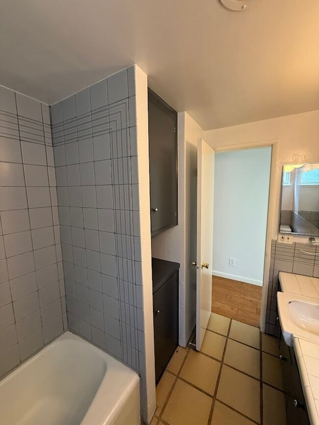 Building Photo - Gorgeous 3 Bedroom, 2 Bathroom, Granada Hi...