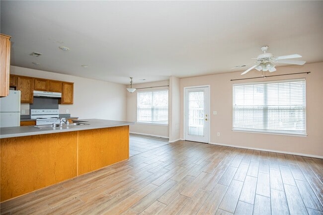 Building Photo - 903 W Peachtree Dr