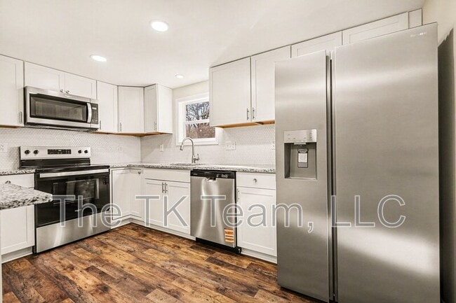 Building Photo - 416 Richardson St