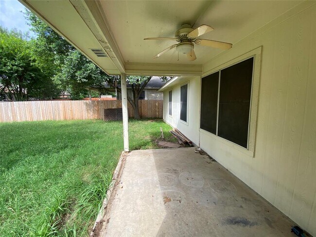 Building Photo - 2402 Hallie Ln
