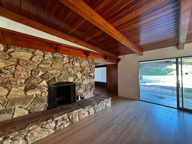 Building Photo - SPACIOUS 3 BEDROOM 2.5 BATH IN THE HEART OF LOS FELIZ