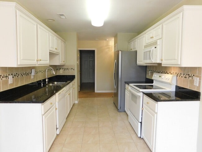 Building Photo - Great home in a desirable neighborhood!