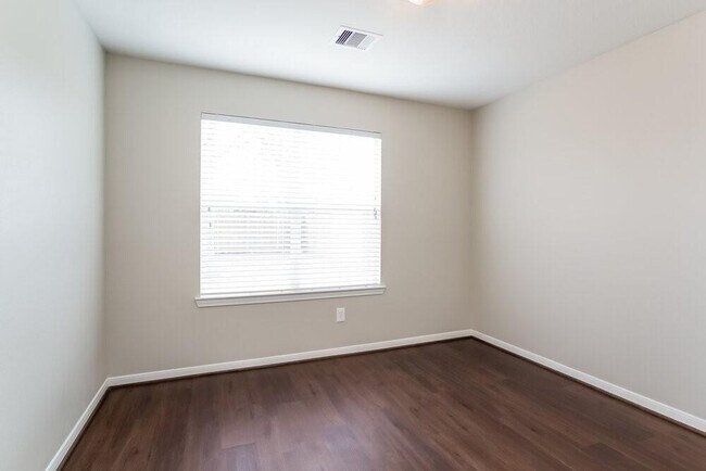 Building Photo - 9808 Woodhollow Dr