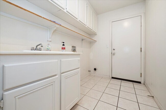 Building Photo - Lakefront Home for Lease – Panoramic Views...