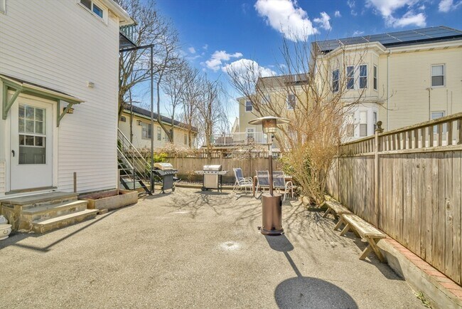 Building Photo - 88 Pearl St