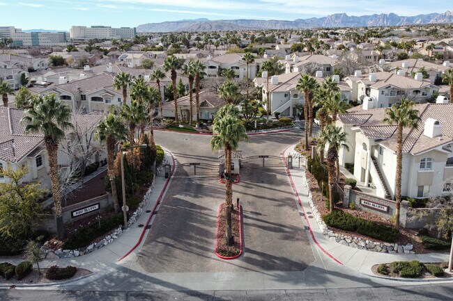 Building Photo - Fully furnished luxury 3br townhome with garage in gated Summerlin community