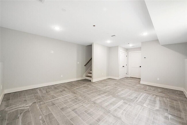 Building Photo - 10 Underhill Pl