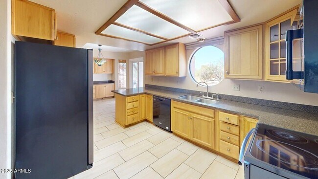 Building Photo - 5081 N Bear Canyon Rd