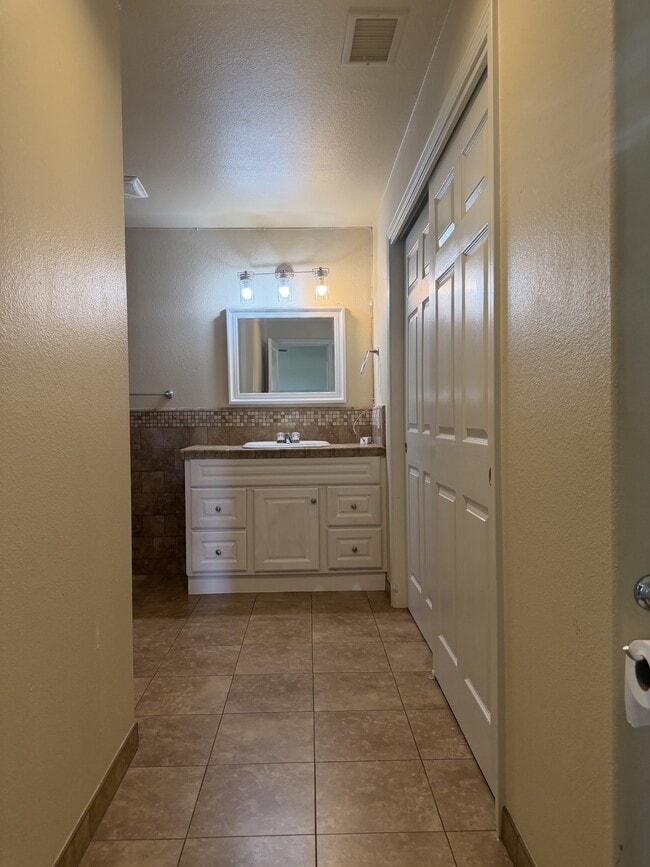 Building Photo - 1004 E K Ave