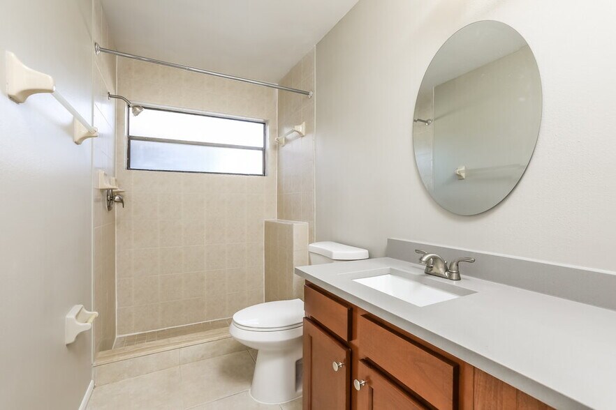 Building Photo - 806 E Charing Cross Cir