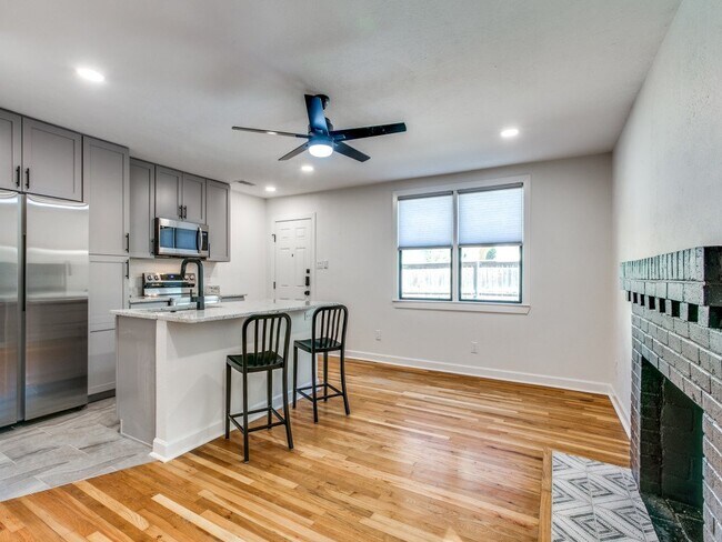 Building Photo - TCU 1 bedroom Unit - Summer 2026 Move In