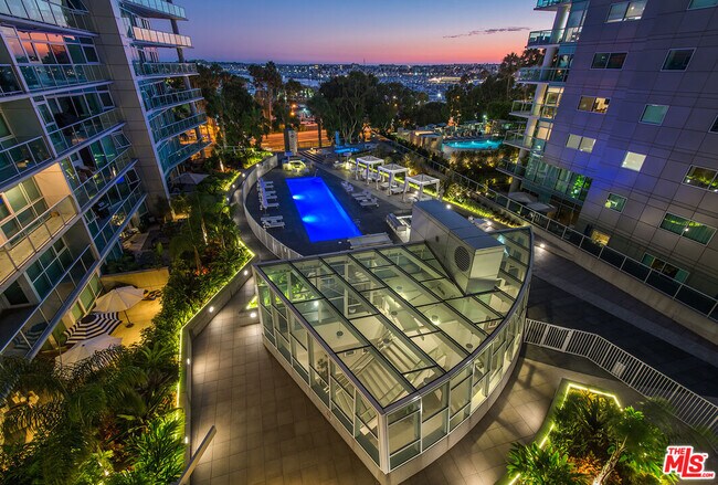 Building Photo - 13600 Marina Pointe Dr