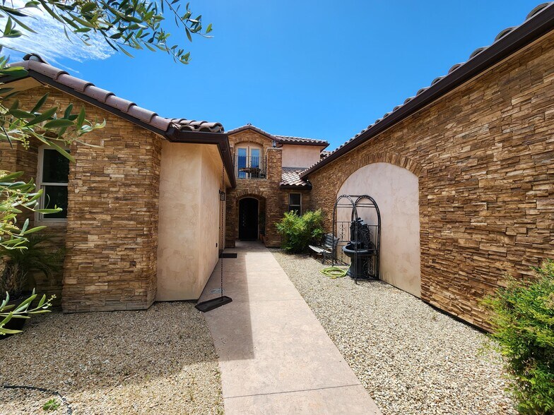 Building Photo - 2296 Holly Dr