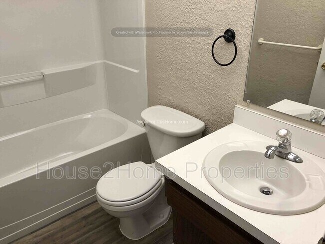 Building Photo - 1158 Brook Dr W