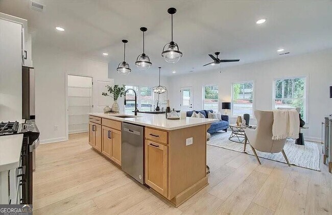 Building Photo - 121 Priestwood Ln