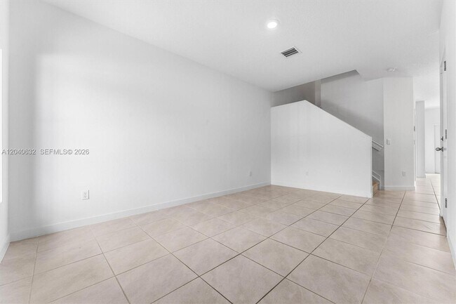 Building Photo - 4825 Dillon St