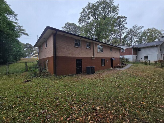 Building Photo - 2468 Dresden Dr NE