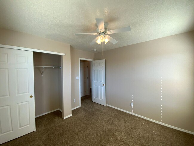 Building Photo - 3 Bedroom Home Available Near Unser Blvd N...