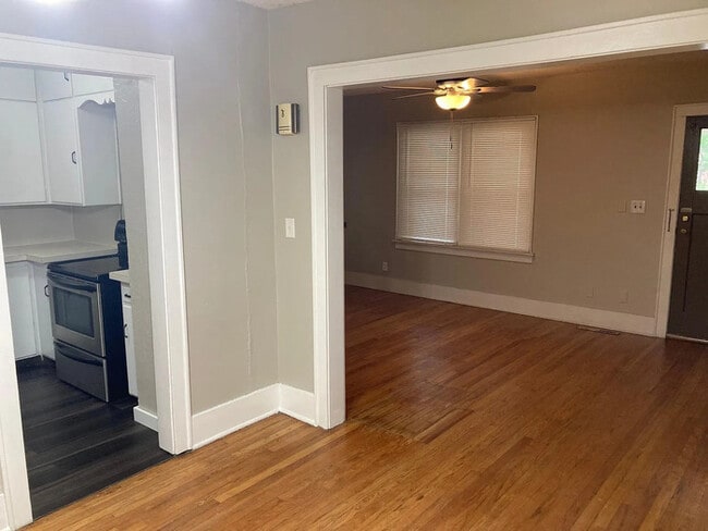 Building Photo - 3 bed 1 bath home for rent