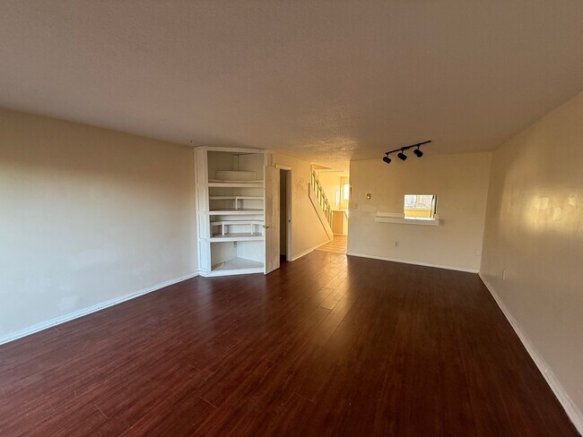 Building Photo - 552 Shennecossett Rd
