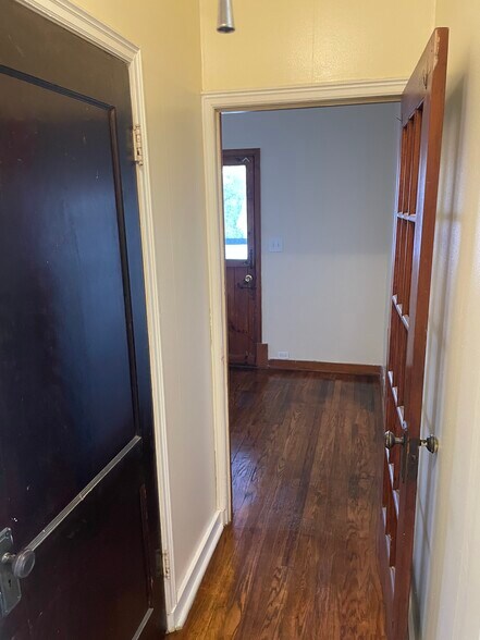 Building Photo - 847 Jay St