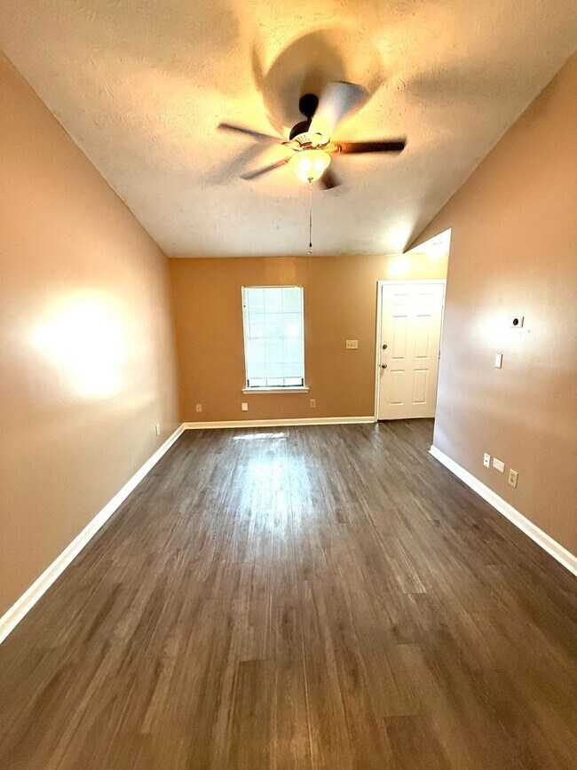 Building Photo - ** 2 bed 2 bath located off Vaughn road ** Call 334-366-9198 to schedule a self showing