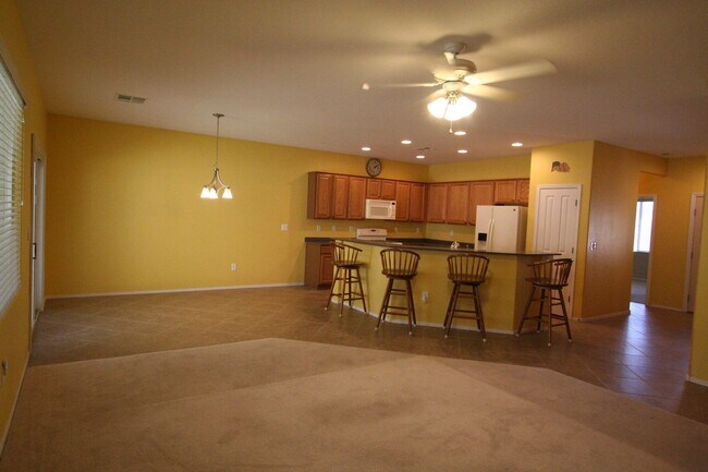 Building Photo - 2 bed w/den, 2 bath, 2 car single story house