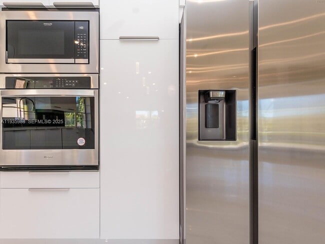 Building Photo - 381 Cameron Dr