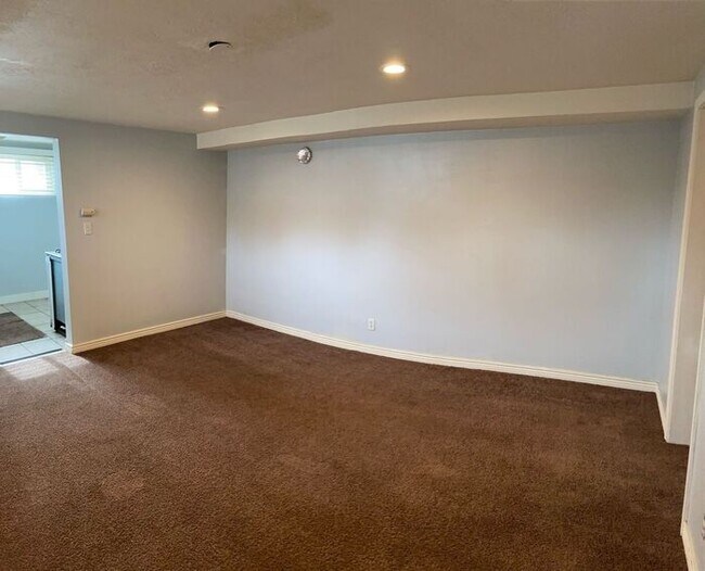 Building Photo - Cozy Basement Apartment - Centrally Located!