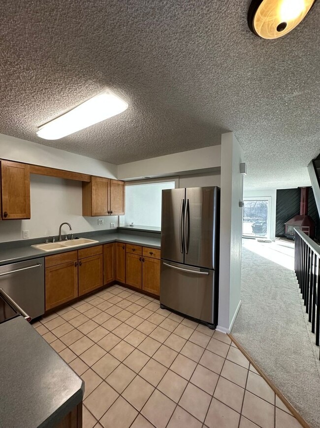 Building Photo - 2 Bedroom, 2 1/2 Bathroom Townhome located near hospitals and colleges!