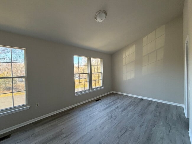 Building Photo - Great 2 bedroom fully renovated townhouse