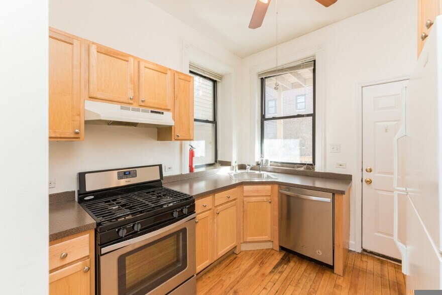 Building Photo - 907 W Addison St
