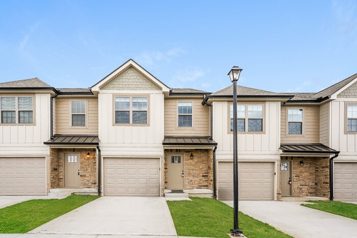 Primary Photo - 212 Signature Pl