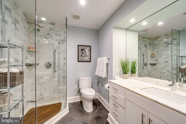 Building Photo - 910 Powhatan St