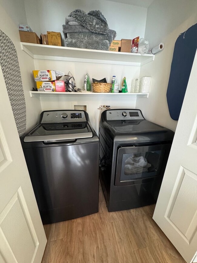 Building Photo - Fully Furnished Desert Dream Townhome! SHORT TERM LEASE OPTION