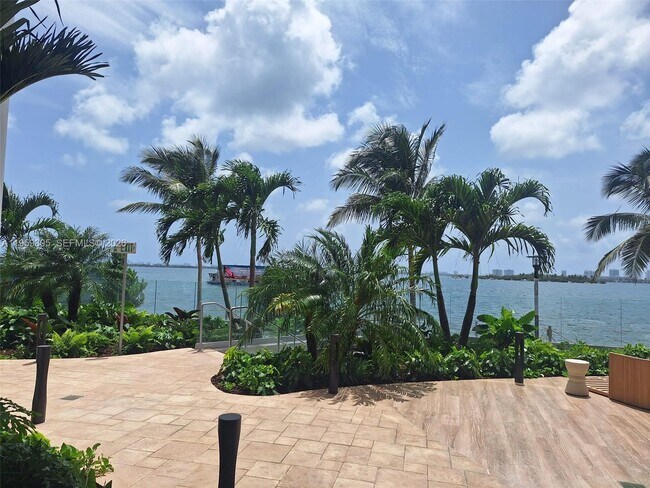 Building Photo - 700 NE 24th St