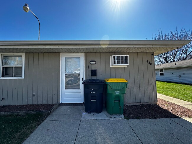 Building Photo - 420 S Maple Ave