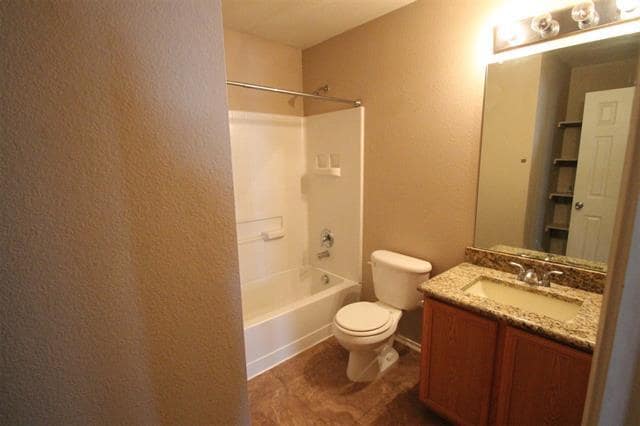 Building Photo - 2743 Hacienda Lake Dr