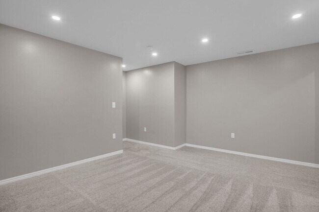 Building Photo - Spacious 4BR End-Unit Townhome | Low-Maintenance HOA Living